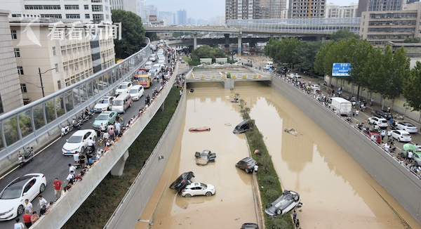 视频|航拍暴雨过后的郑州:大水退去 交通正在恢复