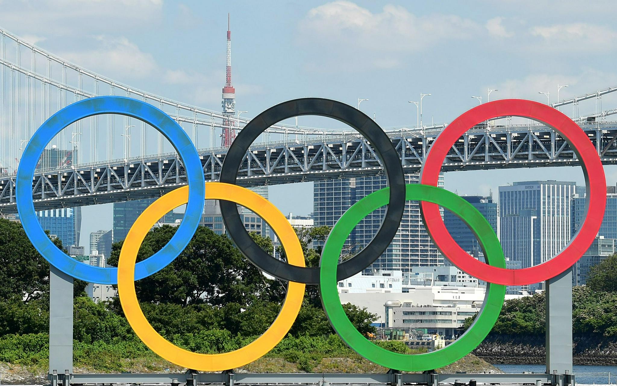 位于东京湾的奥运五环标志。图/新华社