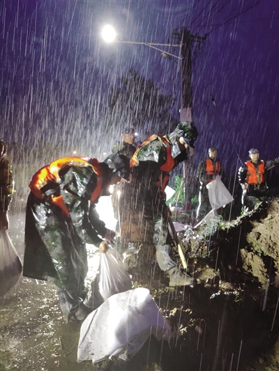 郑州46小时发布8次暴雨红色预警