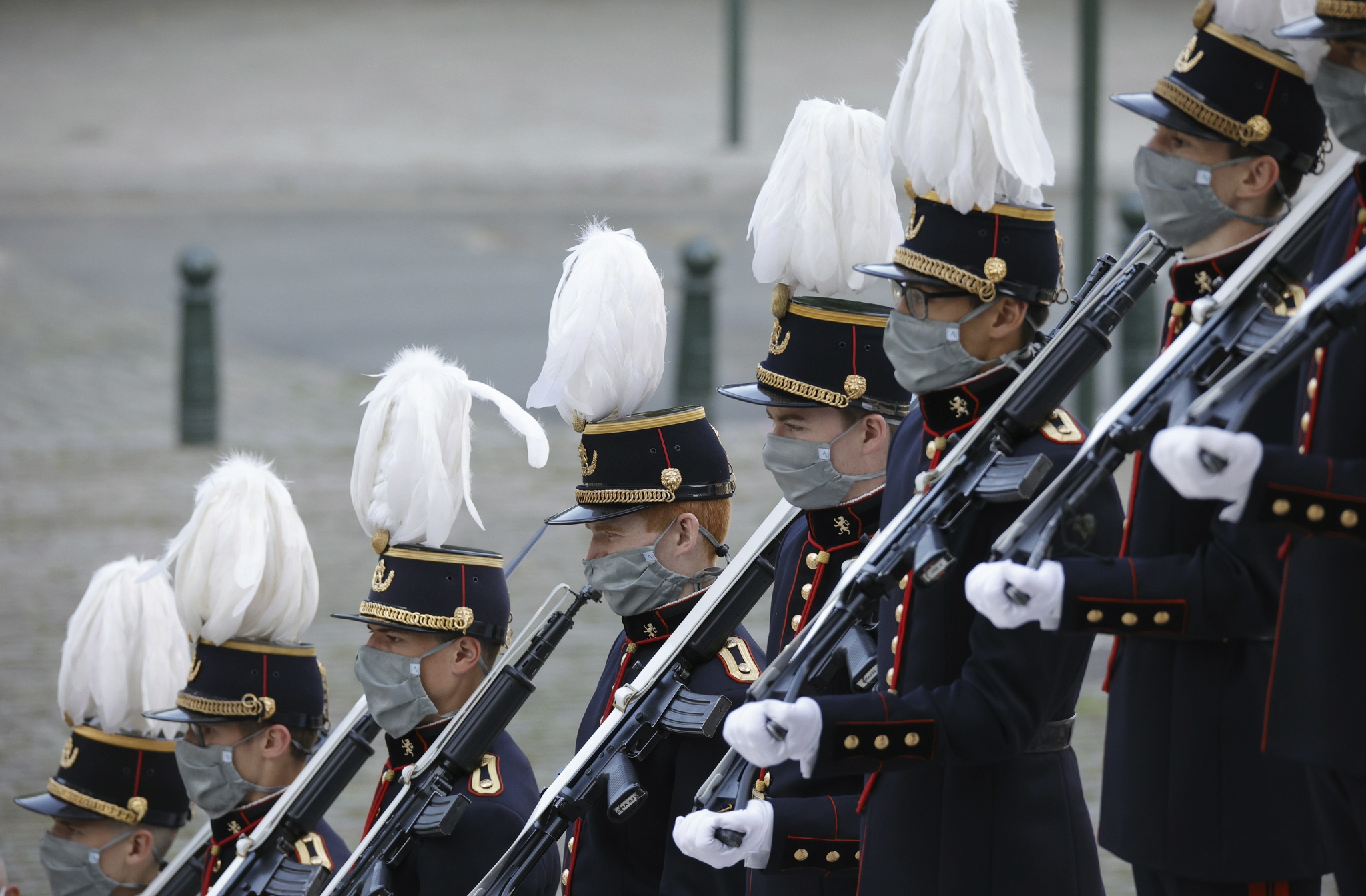 7月21日,仪仗队在比利时布鲁塞尔参加国庆阅兵式.