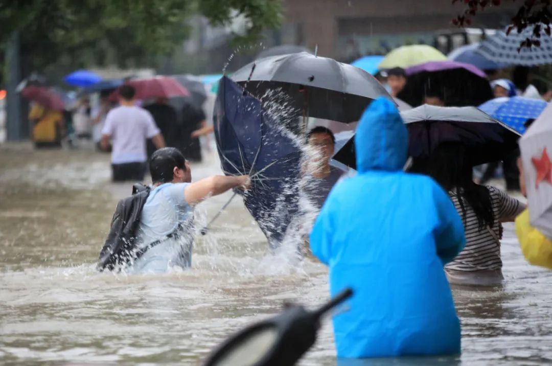 千年一遇大暴雨压不垮我们河南人这些瞬间让人泪目