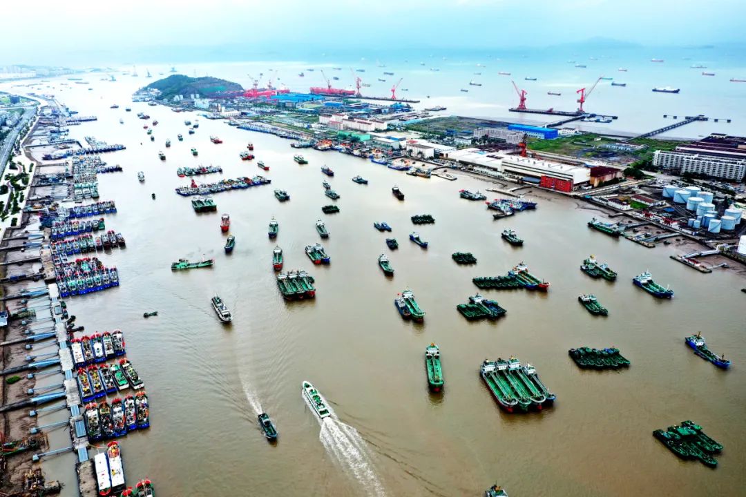 强台风烟花走得特别慢，正以人步行的速度前进，或带来惊人降雨，景区教学渔船这样应对休闲区蓝鸢梦想 - Www.slyday.coM