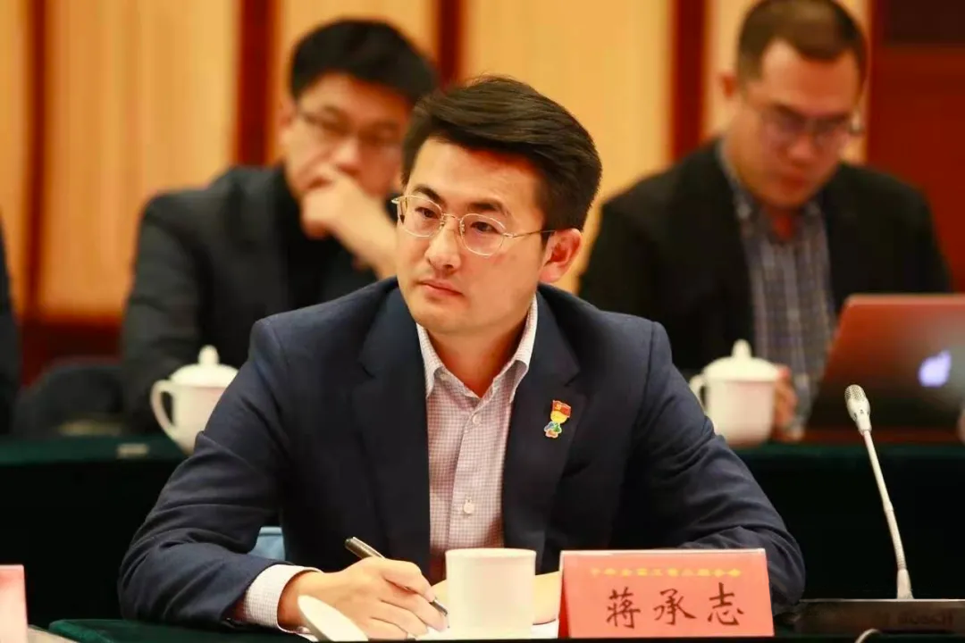 人物党旗飘扬蒋承志守正出新勇担当