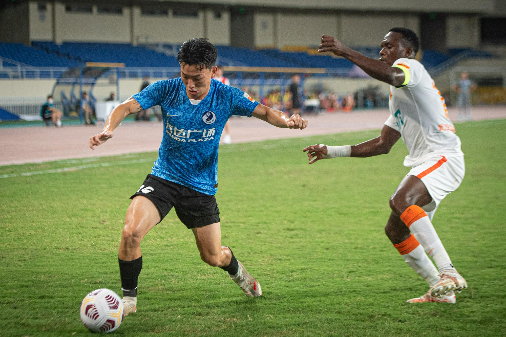 足球——中超:大连人队平武汉队