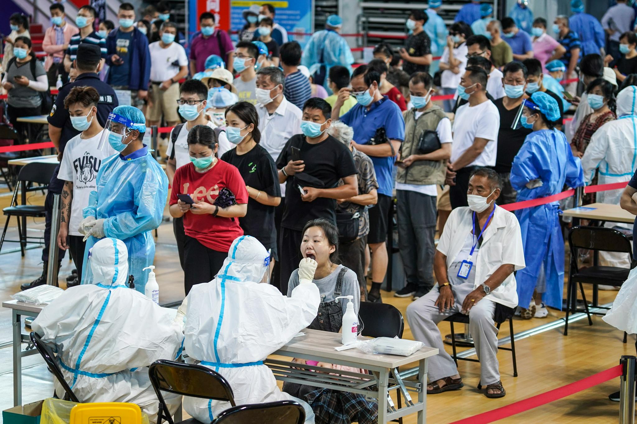 市民在南京市鼓楼区五台山体育中心体育馆内排队,准备进行核酸检测