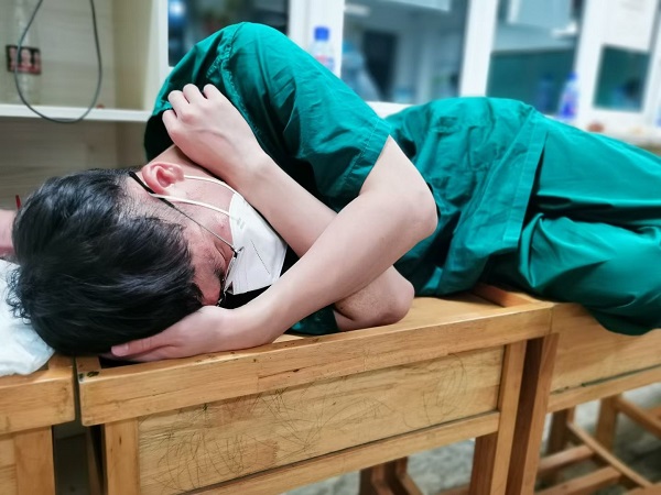 正在休息地医护人员(央广网发 通讯员供图)