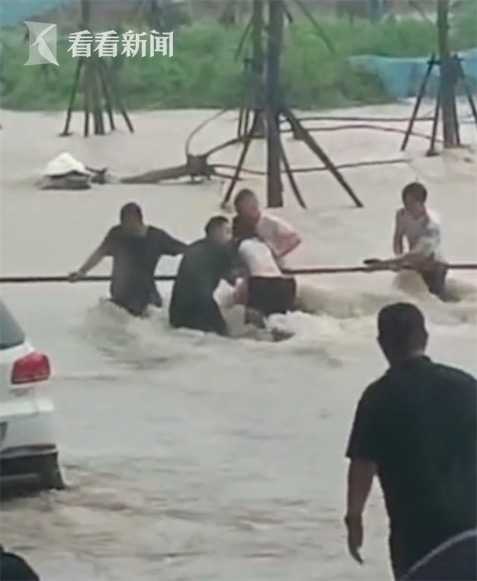 郑州暴雨女子险被冲走！危急时刻，3名男子下车救人...休闲区蓝鸢梦想 - Www.slyday.coM