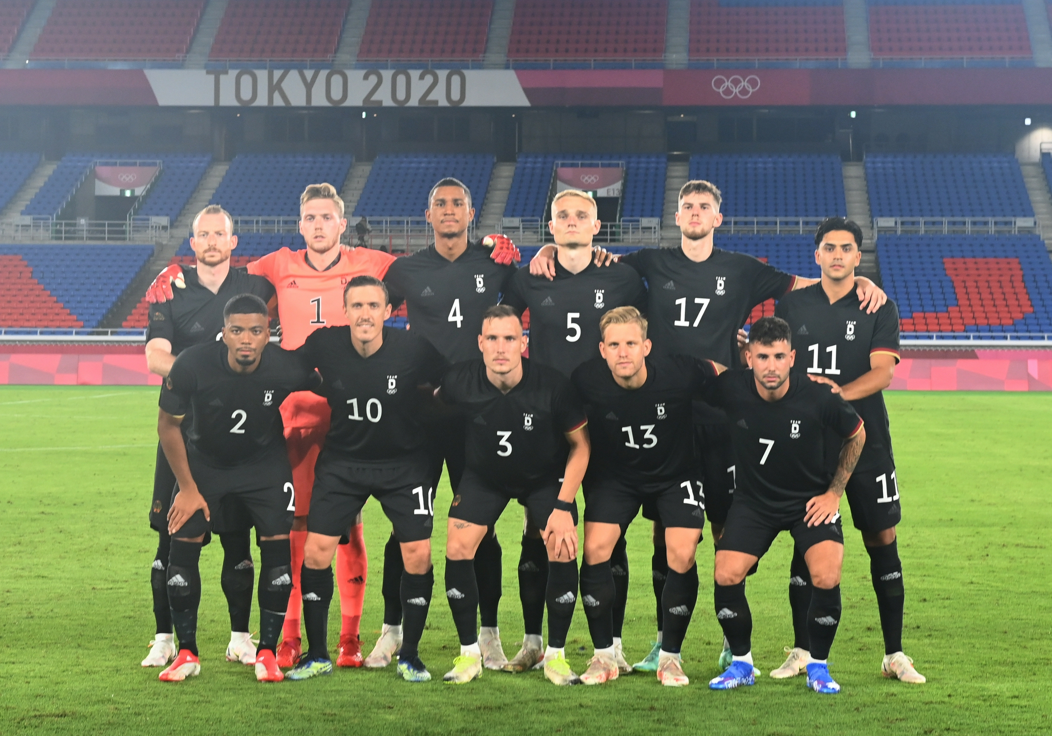 正文  7月22日,巴西队首发球员在赛前合影.