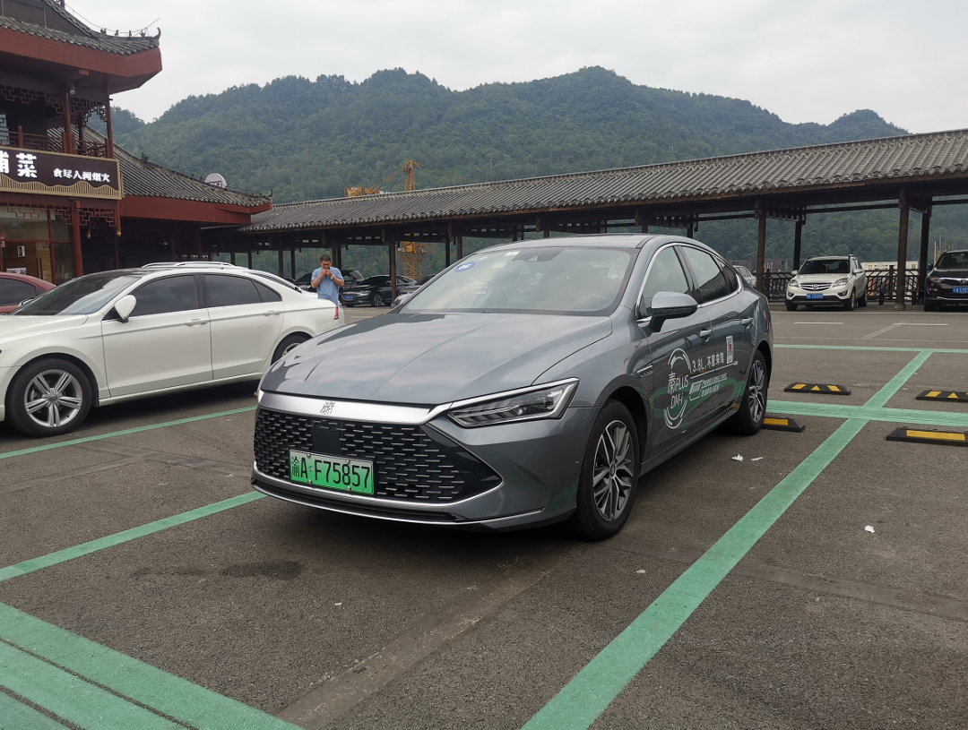 试驾比亚迪秦plusdmi续航超1000km实测馈电百公里油耗46l