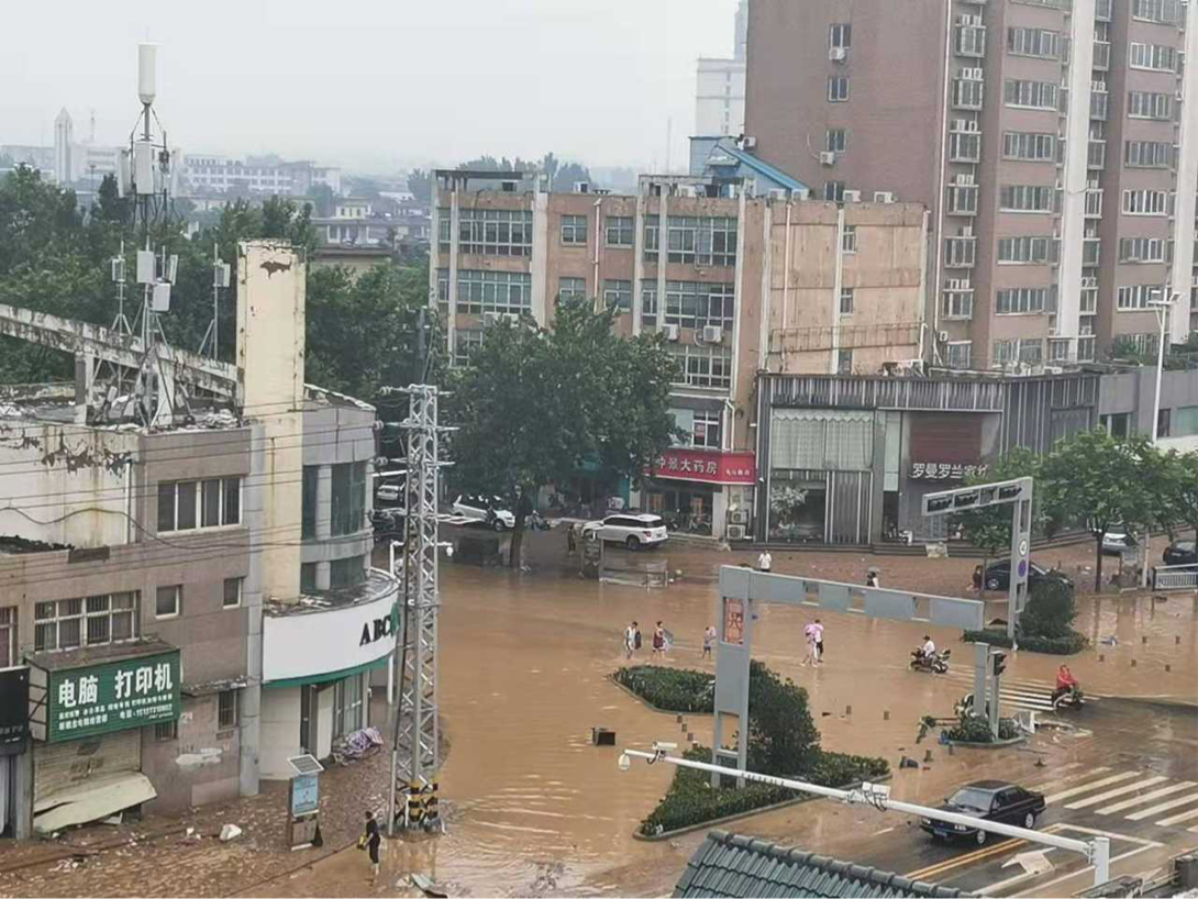 河南新乡暴雨中的老年医院：工作人员把老人一个个抬到二楼，推倒围墙排积水休闲区蓝鸢梦想 - Www.slyday.coM