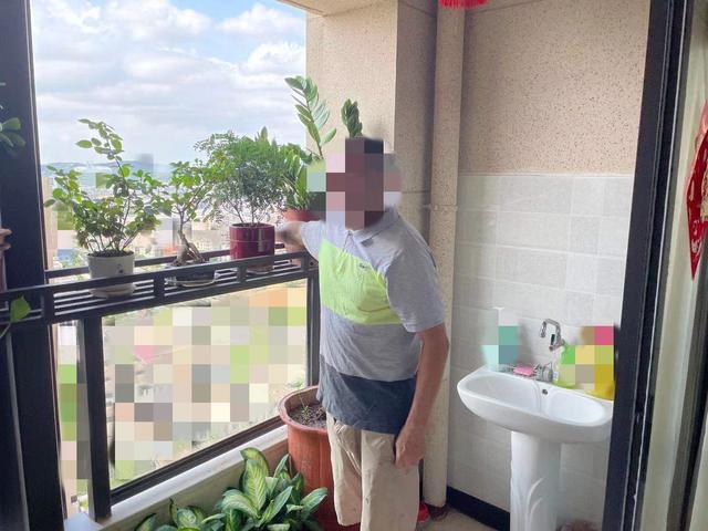 涉嫌高空抛物罪！男子酒后从33楼扔下酒瓶，已被海沧警方采取刑事强制措施休闲区蓝鸢梦想 - Www.slyday.coM