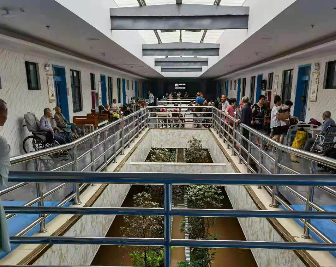 河南新乡暴雨中的老年医院：工作人员把老人一个个抬到二楼，推倒围墙排积水休闲区蓝鸢梦想 - Www.slyday.coM