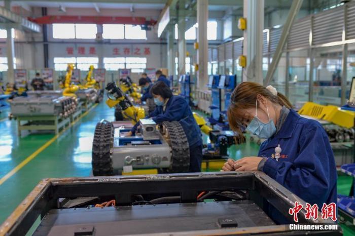 资料图：工人正在组装机器人。中新社记者 田雨昊 摄