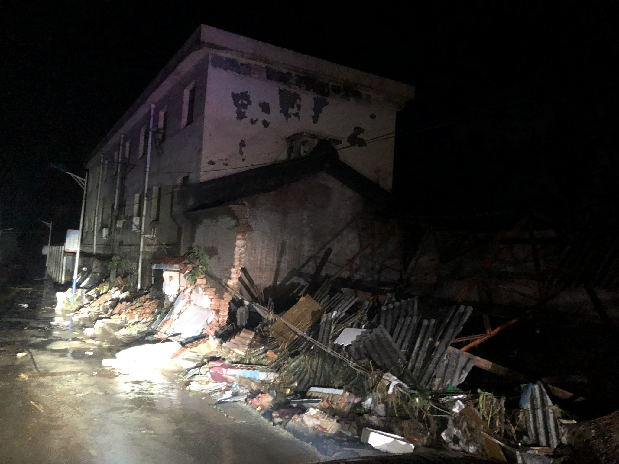 洪水过后，米河镇东竹园村一幢房屋局部垮塌。