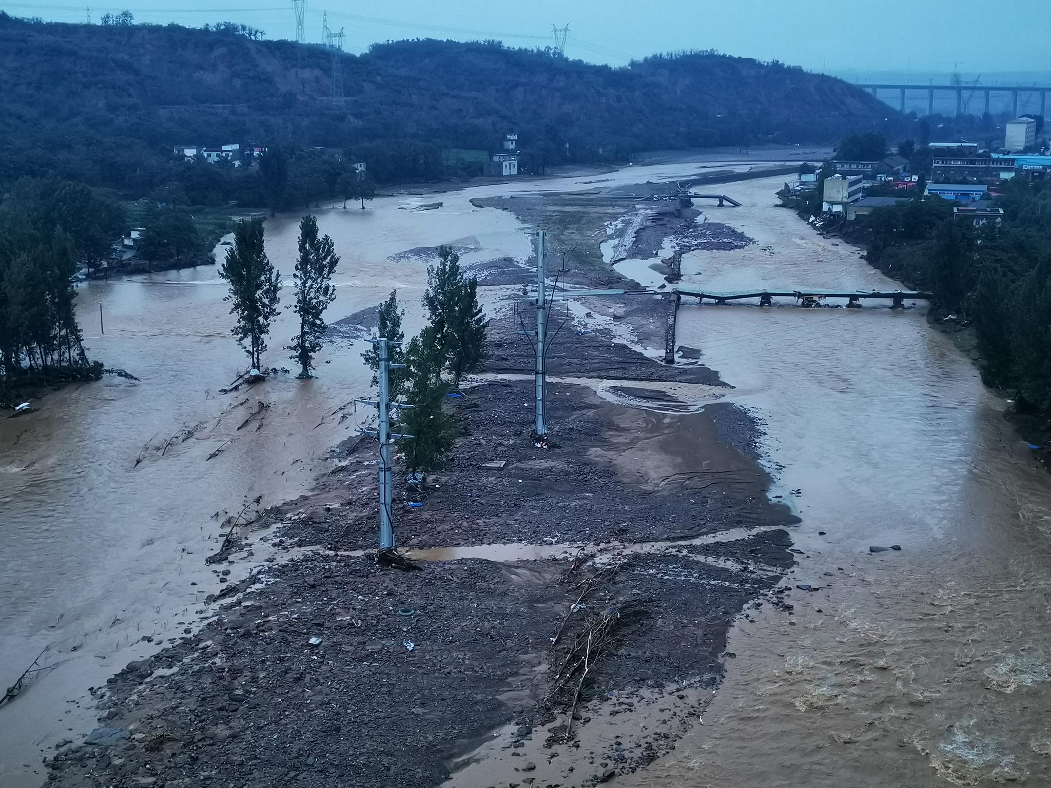 汜水河上的两座桥被冲垮。