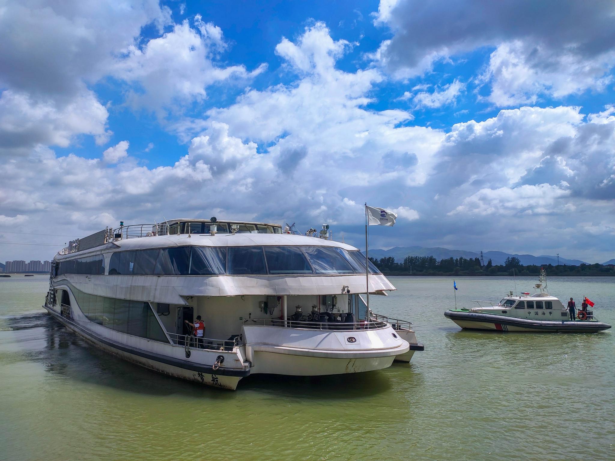 杭州:强台风"烟花"逼近 钱塘江客轮跨区避风