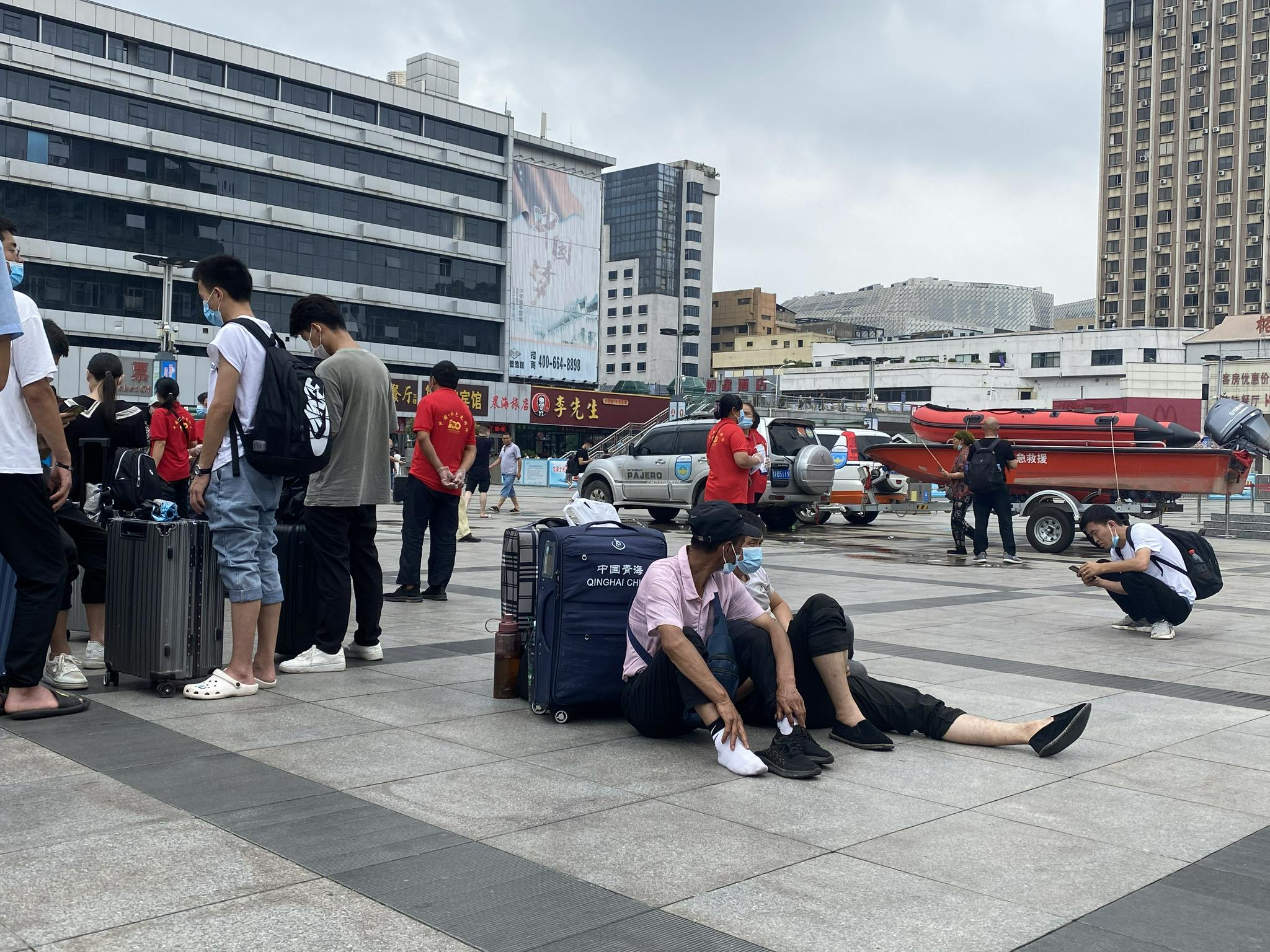 探暴雨后的郑州火车站：有旅客已滞留4天，志愿者免费发物资