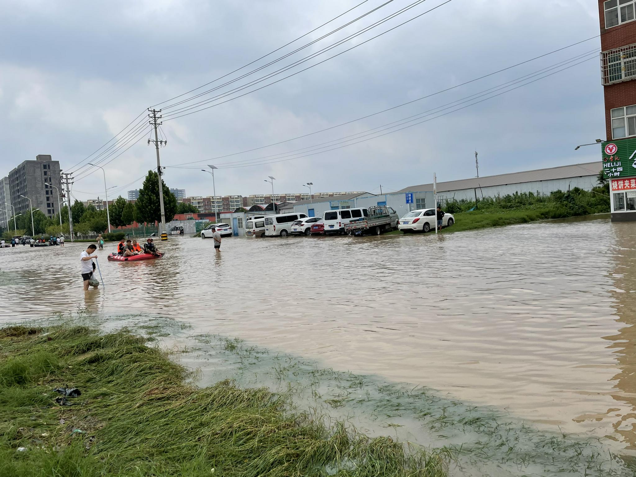 河南三门峡渑池突降冰雹！居民厨房玻璃被大风吹掉 现场无人员受伤_凤凰网视频_凤凰网