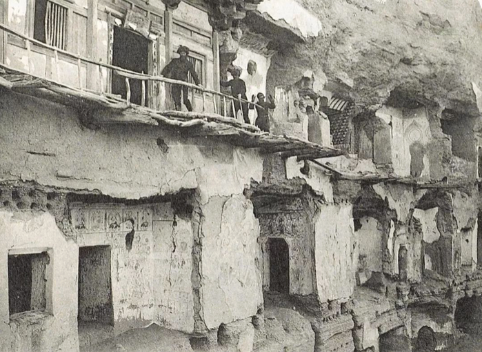 ▲ 努埃特拍摄的法国探险队在莫高窟考察洞窟，1908年