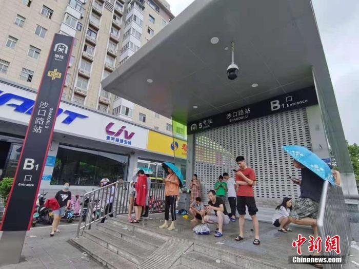 消防员忆郑州地铁惊险营救：水像黄河一样往地铁站里灌