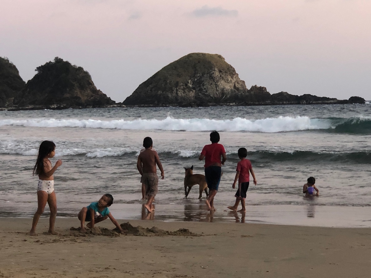 本地孩子们在沙滩上玩耍