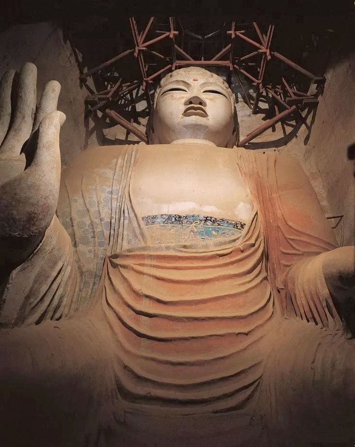 ▲唐 莫高窟96窟 弥勒佛 莫高窟最大的佛像，塑像于武后时期，因而佛像有一些女性特征。