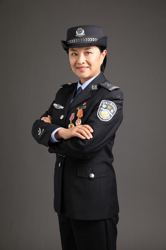 延庆公安分局八达岭派出所政委·吴婧轩"爬长城你肯定比不过我.