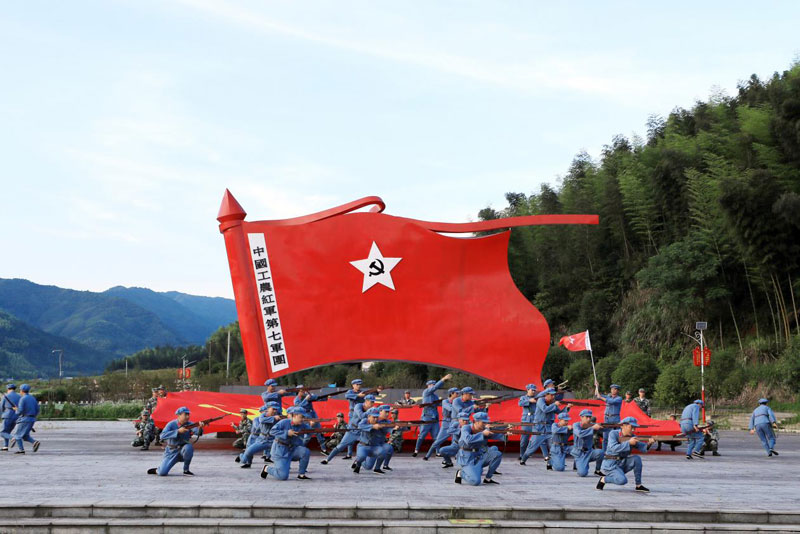 《创造红七军团》在红军广场上演（央广网记者胡斐摄）