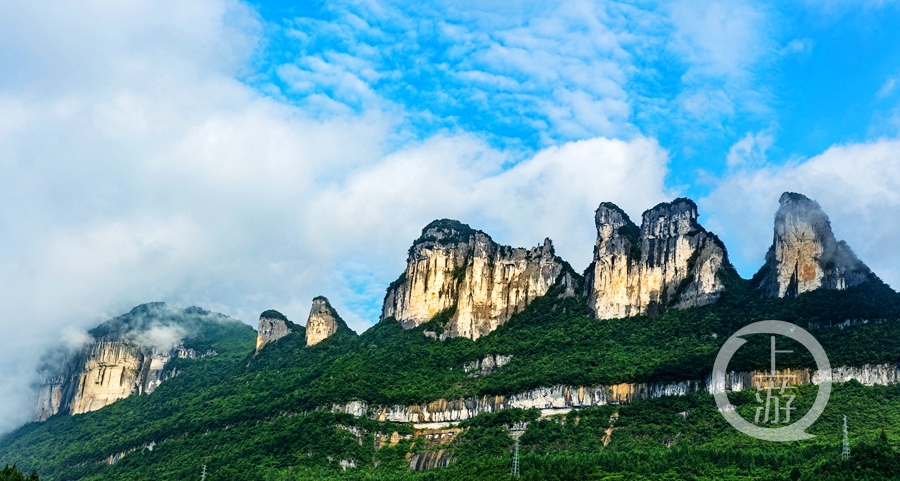 阳光洒在金佛山南坡.