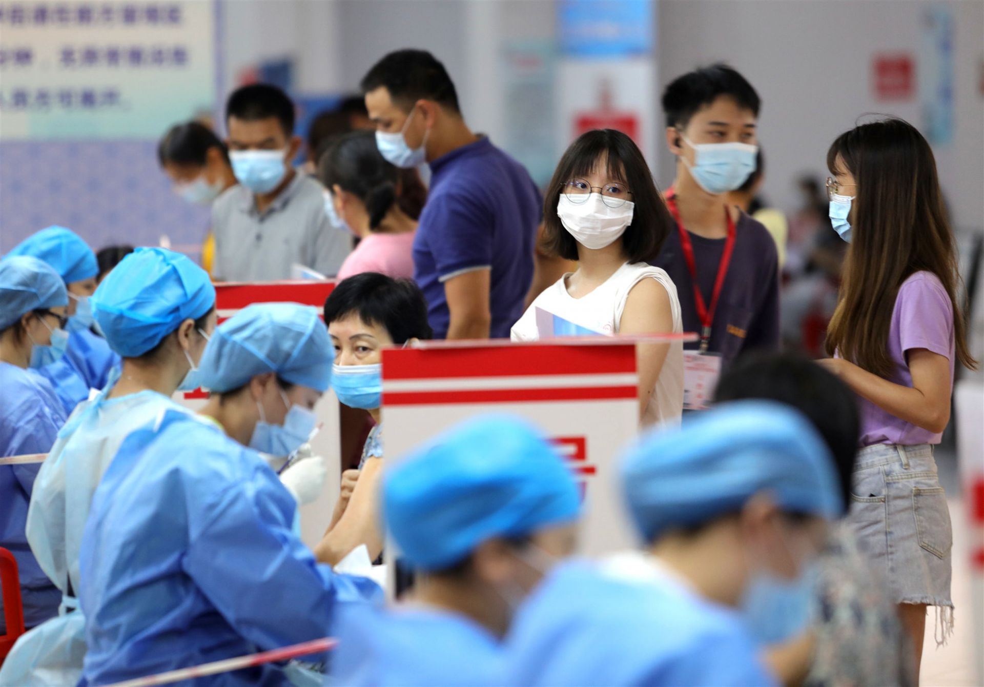 莞城街道疫苗接种点,市民在排队接种(资料图)