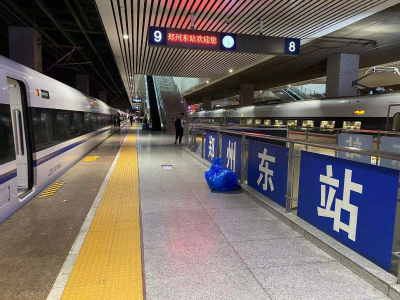 前方连线北京始发列车抵达郑州东站站台上已无积水
