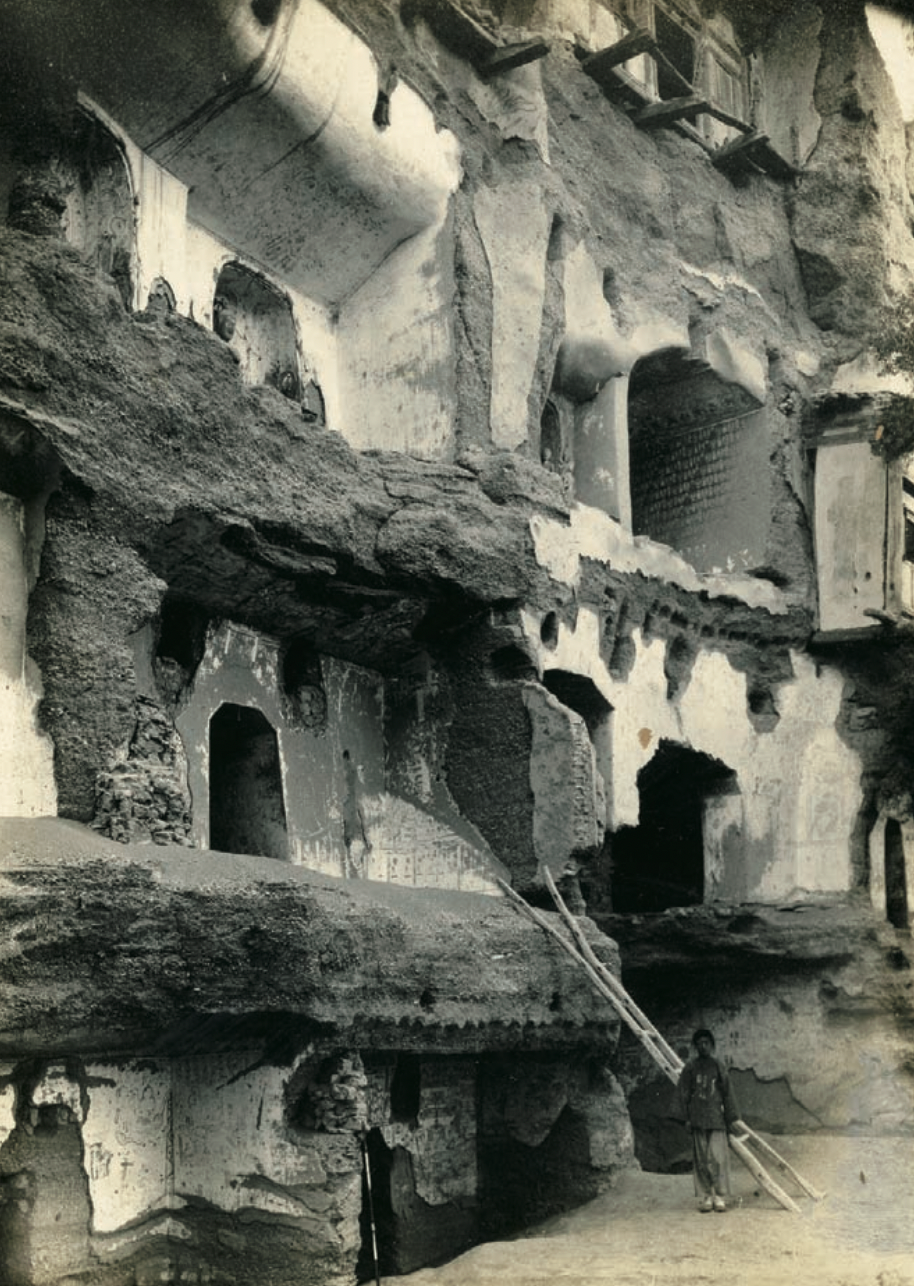 ▲ 敦煌莫高窟第432窟附近的洞窟群，斯坦因摄，1907年5月31日。