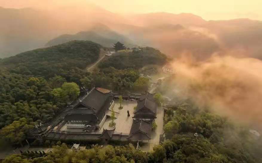 从上虞城区出发,一路向南行进,半个小时左右车程就可抵达上浦镇东山村