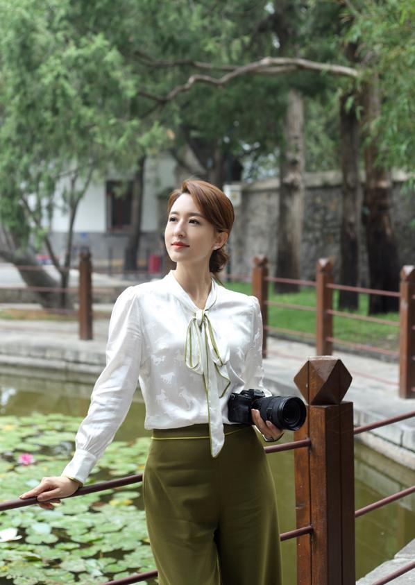 央视主持张蕾私服美出圈,雪纺衫配阔腿裤,同色系穿搭好高级