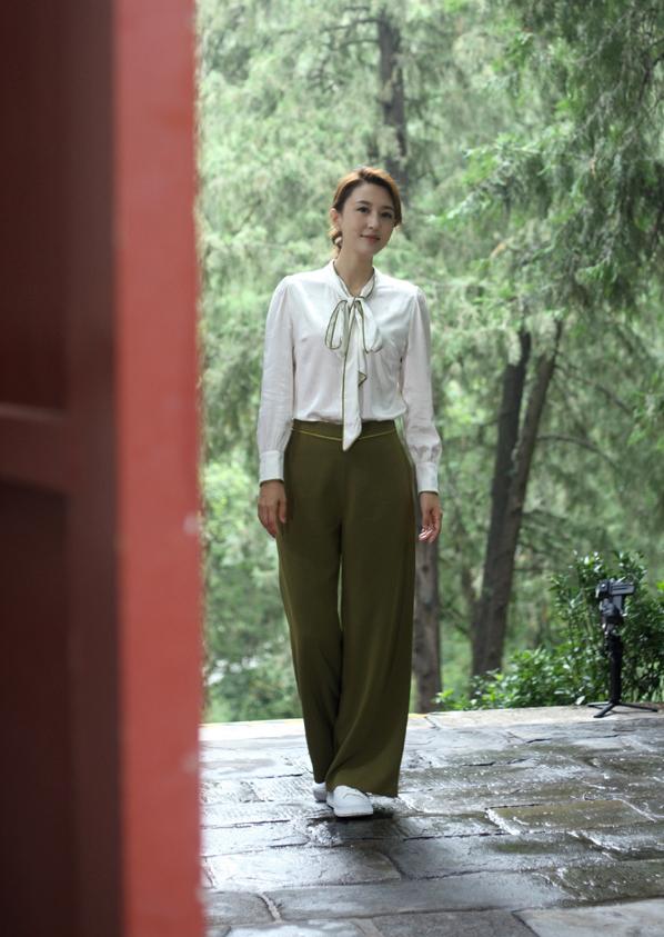 央视主持张蕾私服美出圈,雪纺衫配阔腿裤,同色系穿搭好高级