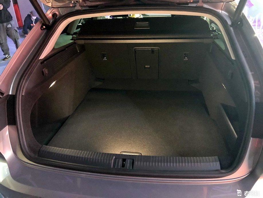 一汽-大众cc 2021款 猎装车 380tsi 猎心版整体的后备厢空间表现还算