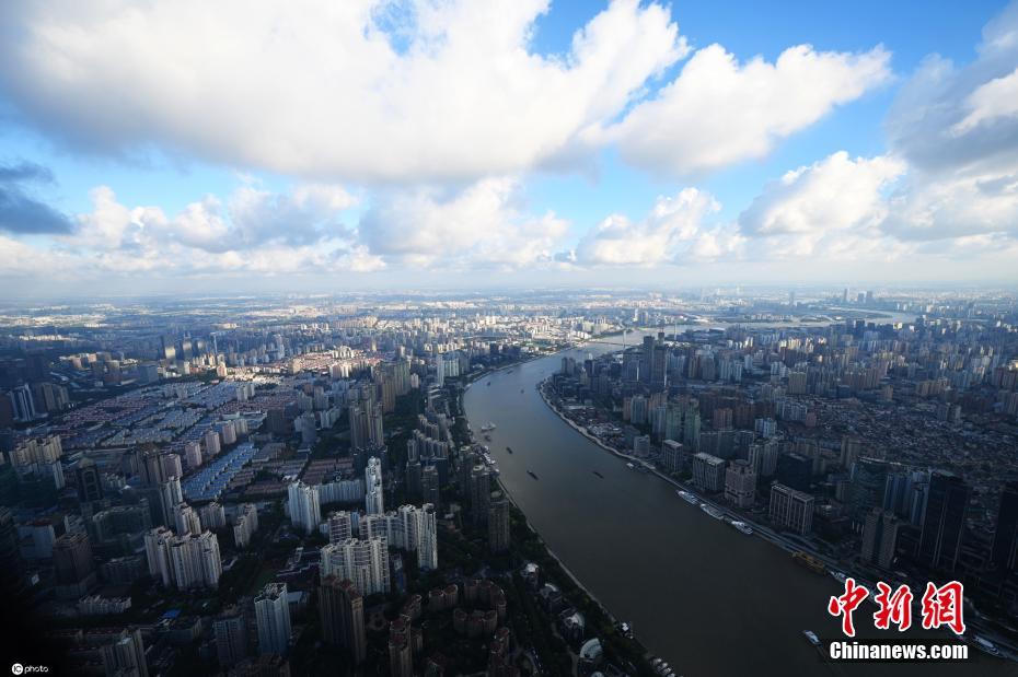 台风“烟花”影响华东沿海 上海傍晚现“丁达尔现象”休闲区蓝鸢梦想 - Www.slyday.coM