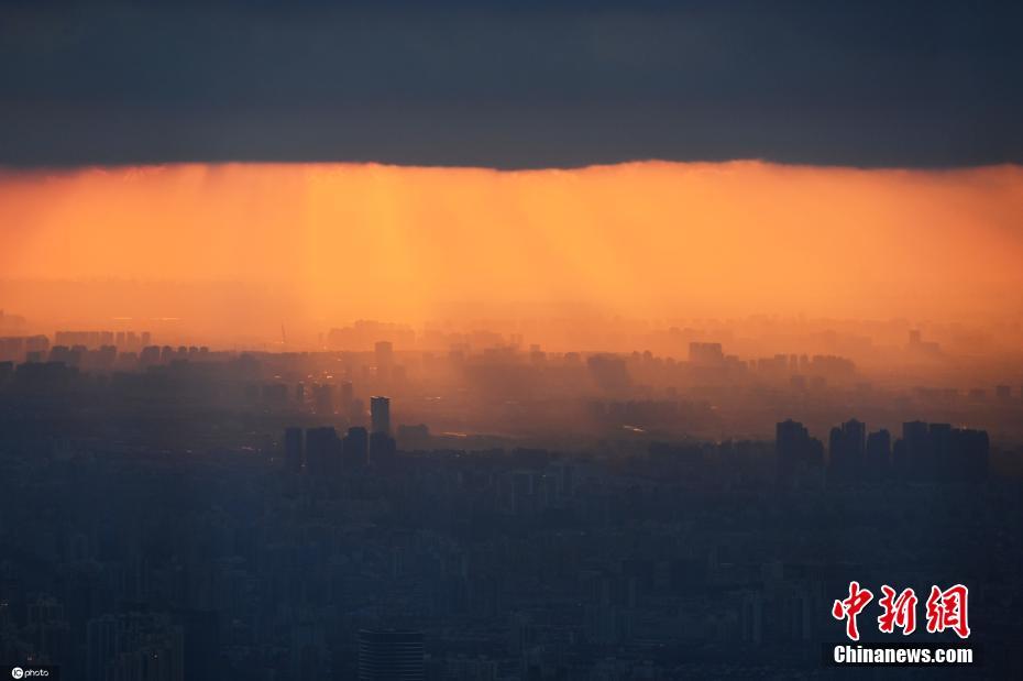 台风“烟花”影响华东沿海 上海傍晚现“丁达尔现象”休闲区蓝鸢梦想 - Www.slyday.coM
