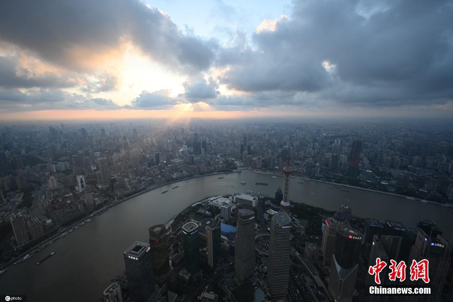 台风“烟花”影响华东沿海 上海傍晚现“丁达尔现象”休闲区蓝鸢梦想 - Www.slyday.coM