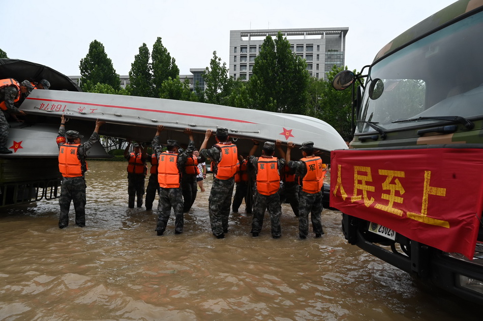 郑州暴雨救助图片