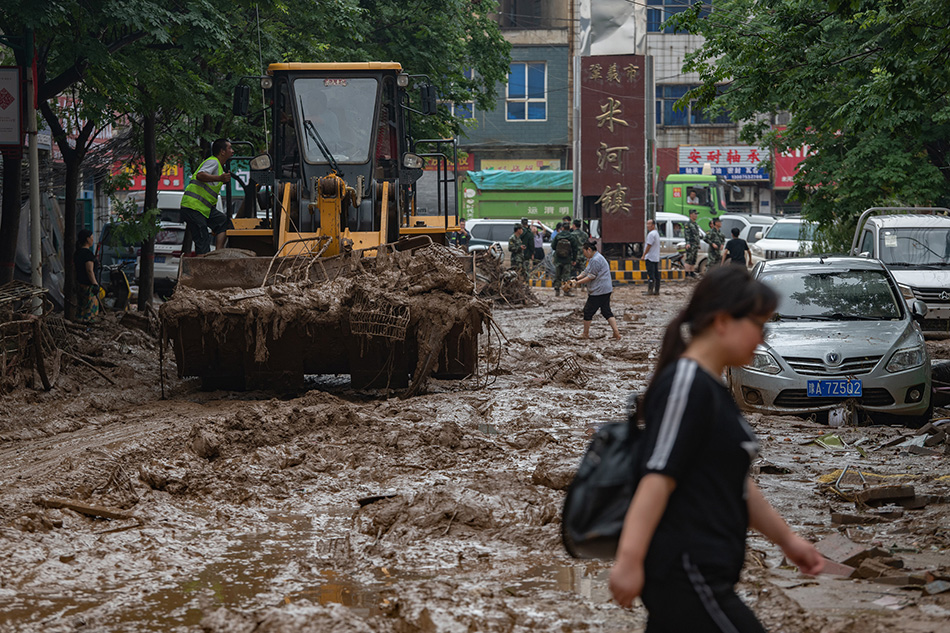 河南暴雨·救援丨米河镇受灾严重：桥梁被冲垮，路面淤泥成堆