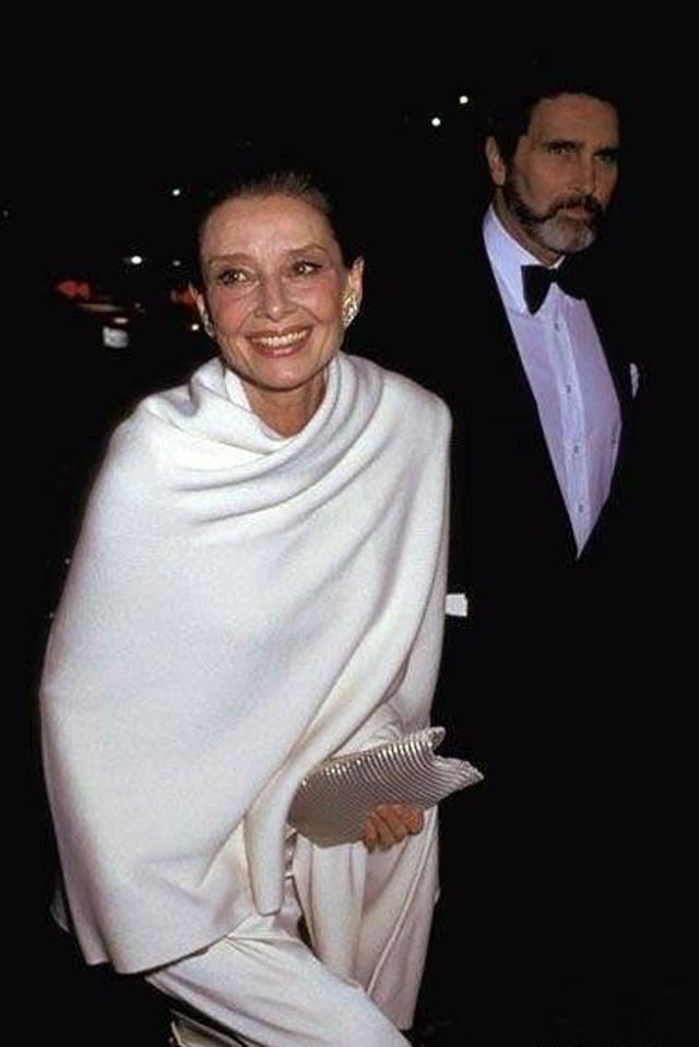 美人迟暮晚年时期的奥黛丽赫本穿搭精致优雅依旧美得惊艳