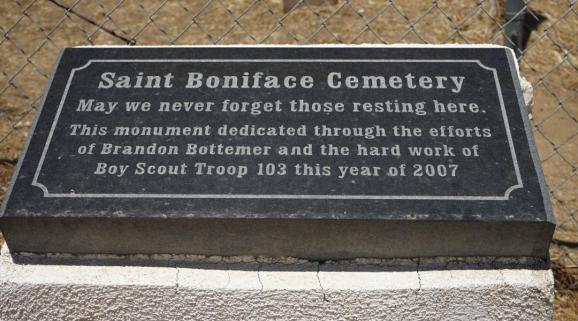 这是7月6日在美国加利福尼亚州班宁拍摄的圣博尼费斯印第安工业学校墓地。新华社发