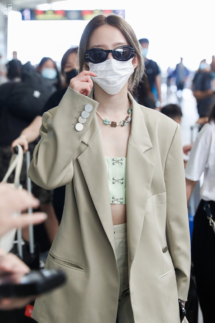 孟美岐近日机场私服一组,干练利落,美又飒!