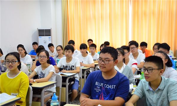 为何有些学生从未上过辅导班,门门学科考高分?老师坦言无关智商