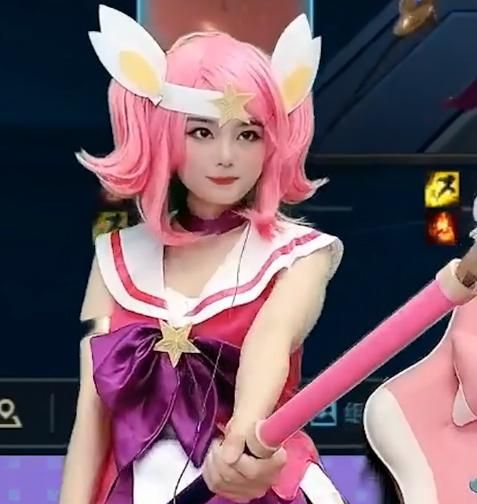 火线妹发现流量密码cos星守拉克丝后人气暴增水友坠入爱河