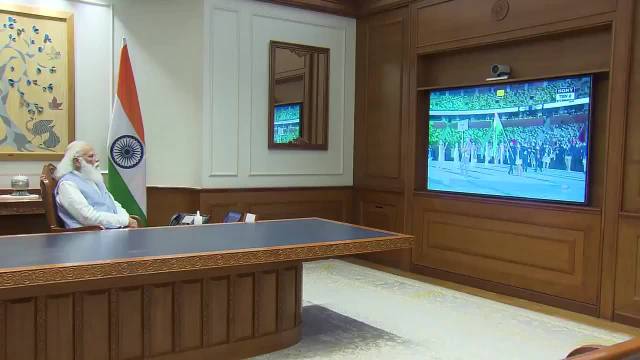 印度总理莫迪在办公室内观看,并发推为印度代表团加油