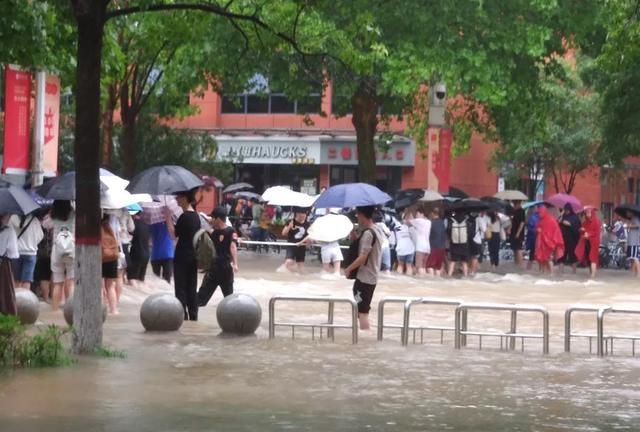 郑州地铁5号线,挡水墙被倒灌的雨水冲垮,这是一次深刻的教训休闲区蓝鸢梦想 - Www.slyday.coM
