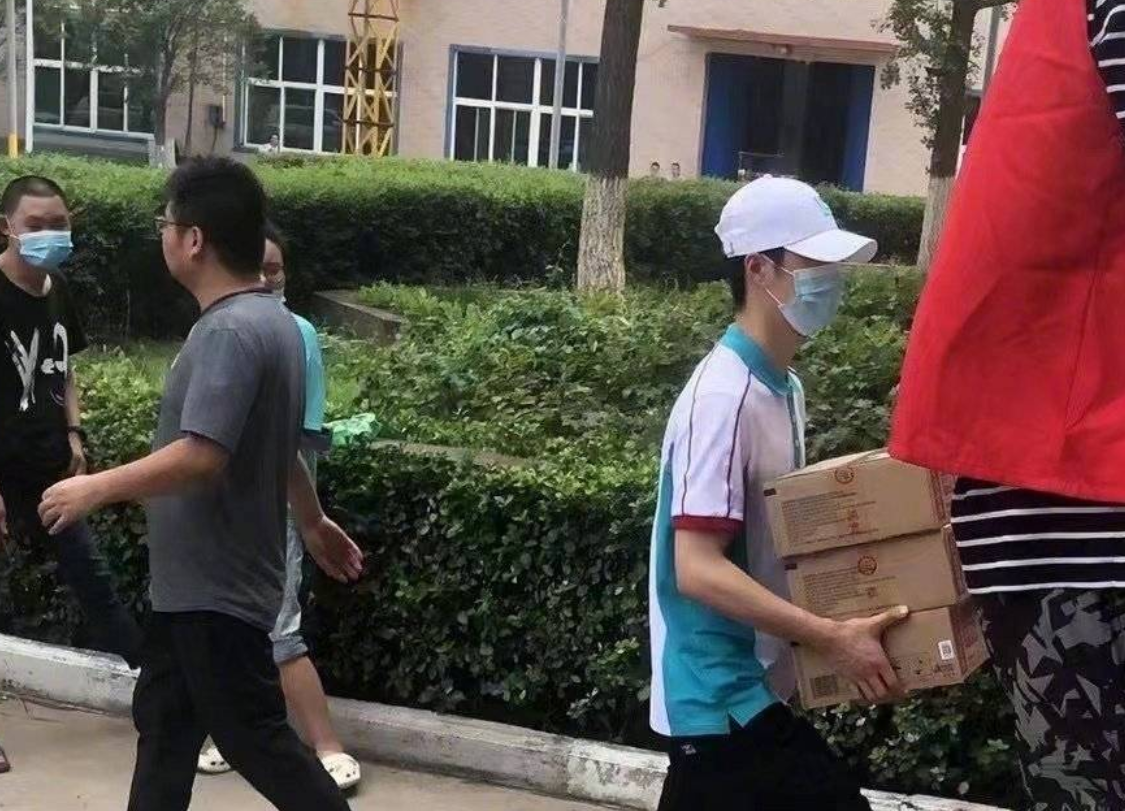 韩红安慰河南网友,日夜兼程四个字看哭众人,王一博一路同行休闲区蓝鸢梦想 - Www.slyday.coM 韩红安慰河南网友,日夜兼程四个字看哭众人,王一博一路同行休闲区蓝鸢梦想 - Www.slyday.coM