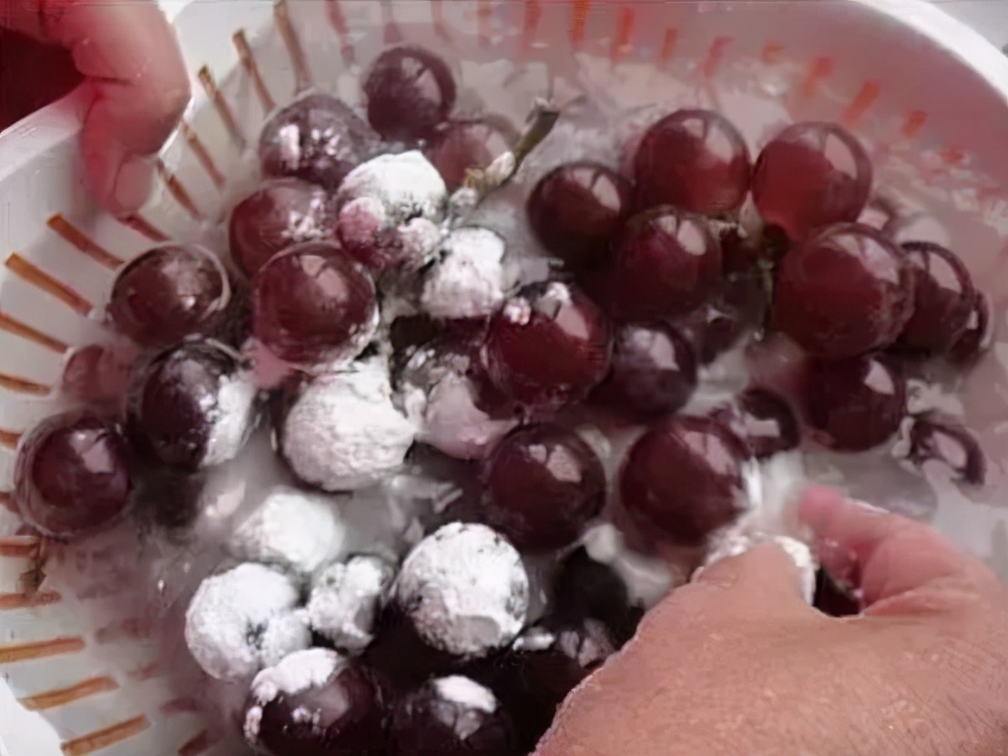 洗葡萄 洗葡萄用淀粉好还是小苏打好